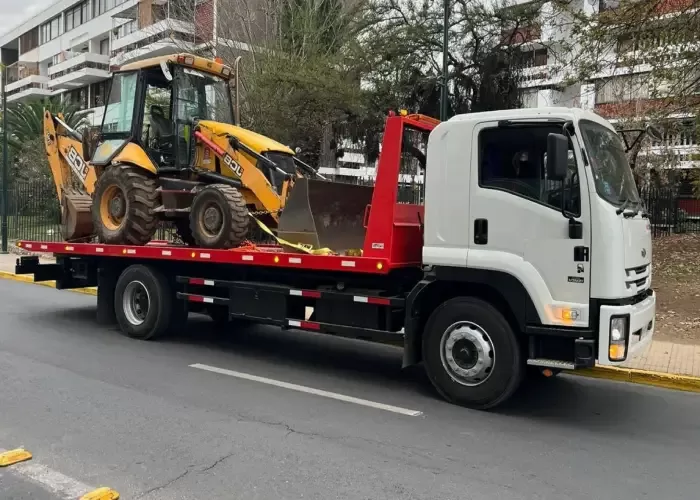 https://www.gruasperiferico.com/wp-content/uploads/2025/04/transporte-de-Maquinaria-700x500.webp